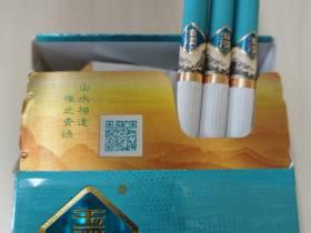 2023荷花绿水青山香烟独家评测：口感升级背后藏着哪些健康争议？